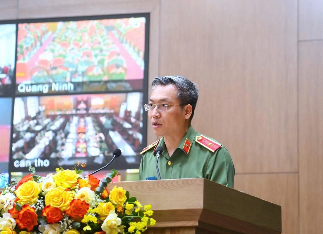 Thiếu tướng Nguyễn Quốc Toản, Chánh Văn phòng Bộ Công an trình bày Báo cáo tại Hội nghị