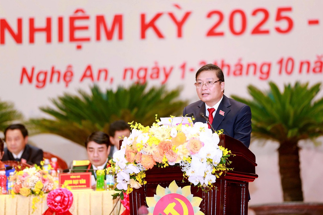 Đồng chí Lê Hồng Vinh - Phó Bí thư Tỉnh ủy, Chủ tịch UBND tỉnh trình bày tóm tắt Báo cáo chính trị Đại hội đại biểu Đảng bộ tỉnh Nghệ An lần thứ XX, nhiệm kỳ 2025 - 2030