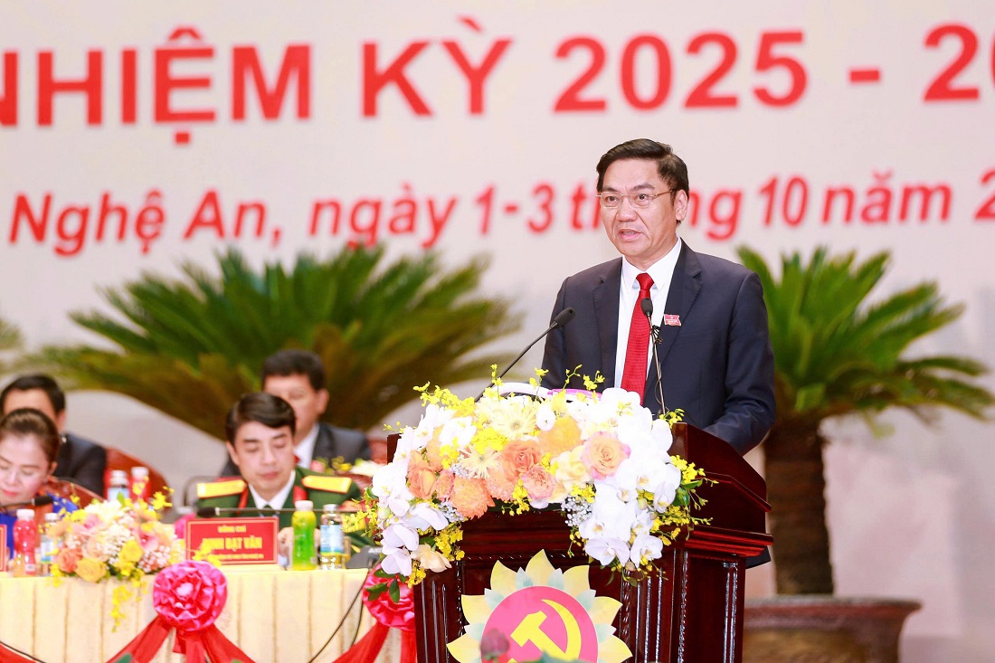 Đồng chí Hoàng Nghĩa Hiếu - Phó Bí thư Thường trực Tỉnh ủy, Chủ tịch HĐND tỉnh trình bày báo cáo Kiểm điểm của Ban Chấp hành Đảng bộ tỉnh khoá XIX, nhiệm kỳ 2020 - 2025 trình Đại hội