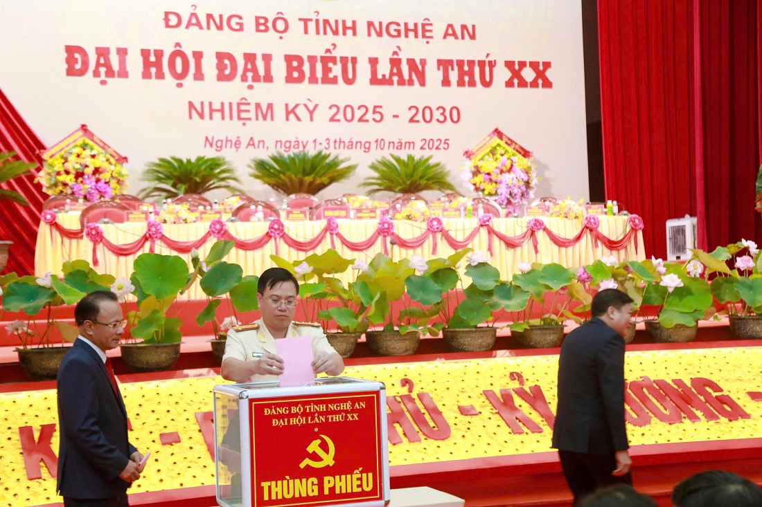 Đồng chí Hoàng Nghĩa Hiếu - Phó Bí thư Thường trực Tỉnh ủy, Chủ tịch HĐND tỉnh trình bày báo cáo Kiểm điểm của Ban Chấp hành Đảng bộ tỉnh khoá XIX, nhiệm kỳ 2020 - 2025 trình Đại hội