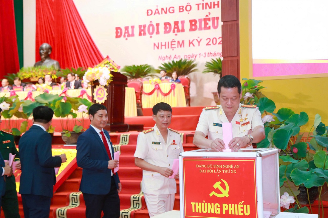 Các đồng chí trong Ban Thường vụ Đảng ủy, Lãnh đạo Công an tỉnh bỏ phiếu bầu Ban Chấp hành Đảng bộ tỉnh Nghệ An khóa XX, nhiệm kỳ 2025 - 2030