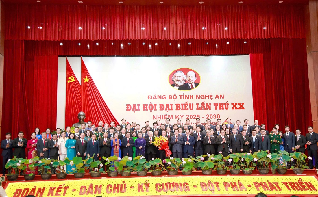 Các đồng chí lãnh đạo Trung ương tặng hoa chúc mừng Ban Chấp hành Đảng bộ tỉnh Nghệ An khóa XX, nhiệm kỳ 2025 -2030