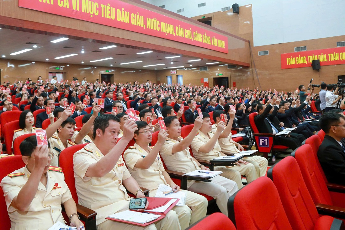 Các đại biểu biểu quyết thông qua Nghị quyết Đại hội