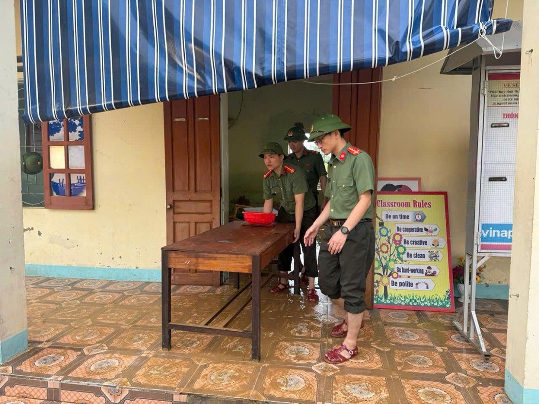 Phối hợp nhà trường vệ sinh trường lớp sau lũ