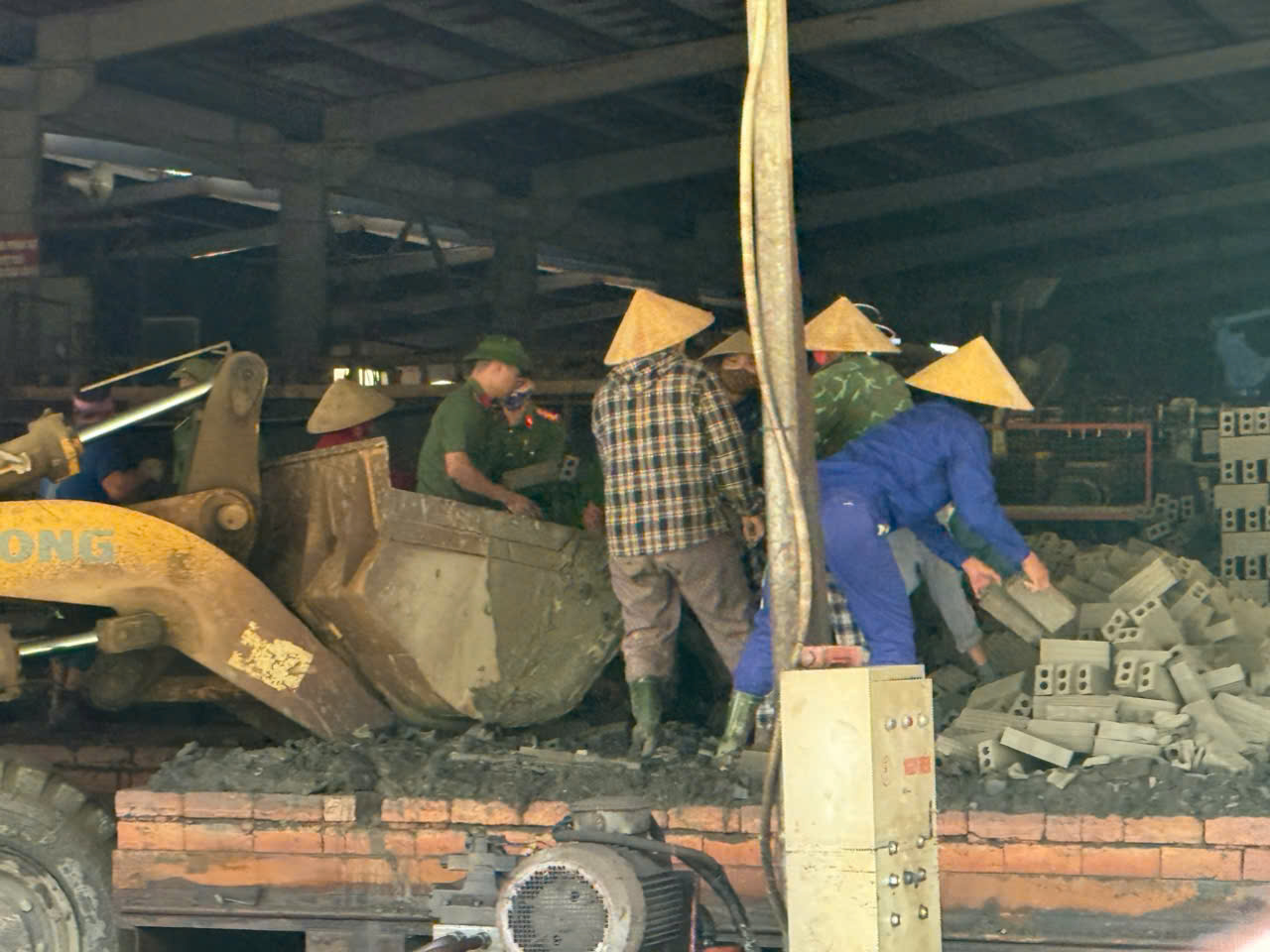 Hỗ trợ dọn dẹp nhà máy gạch xã Tân Kỳ