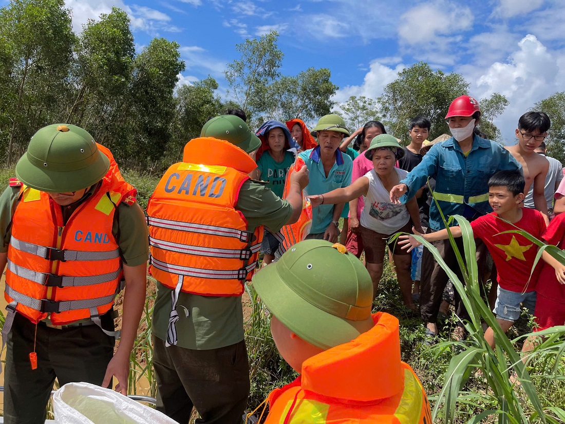 Phát áo phao cho người dân