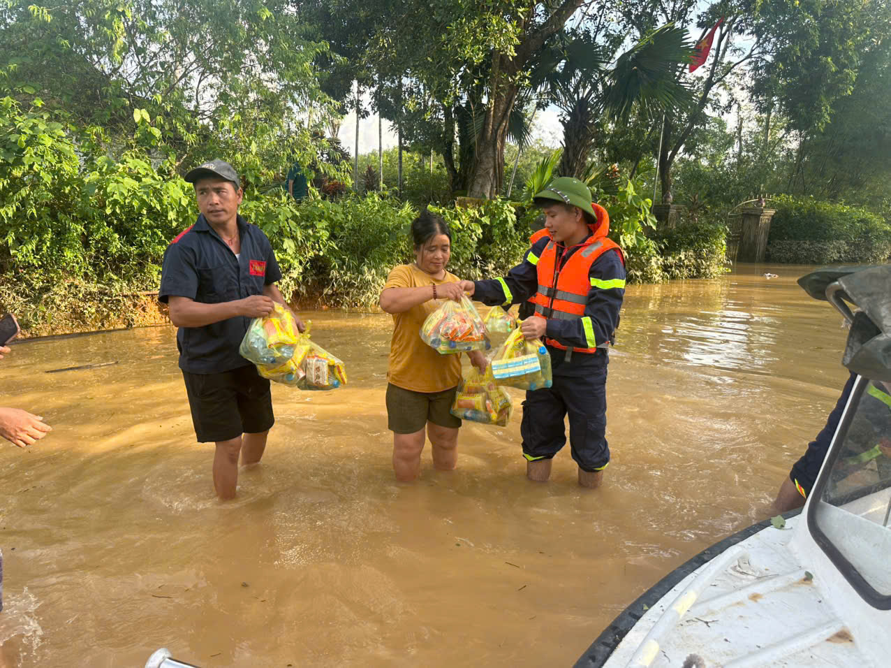 Cố gắng tiếp cận các vùng dân cư bị ngập sâu để hỗ trợ nhu yếu phẩm cho bà con