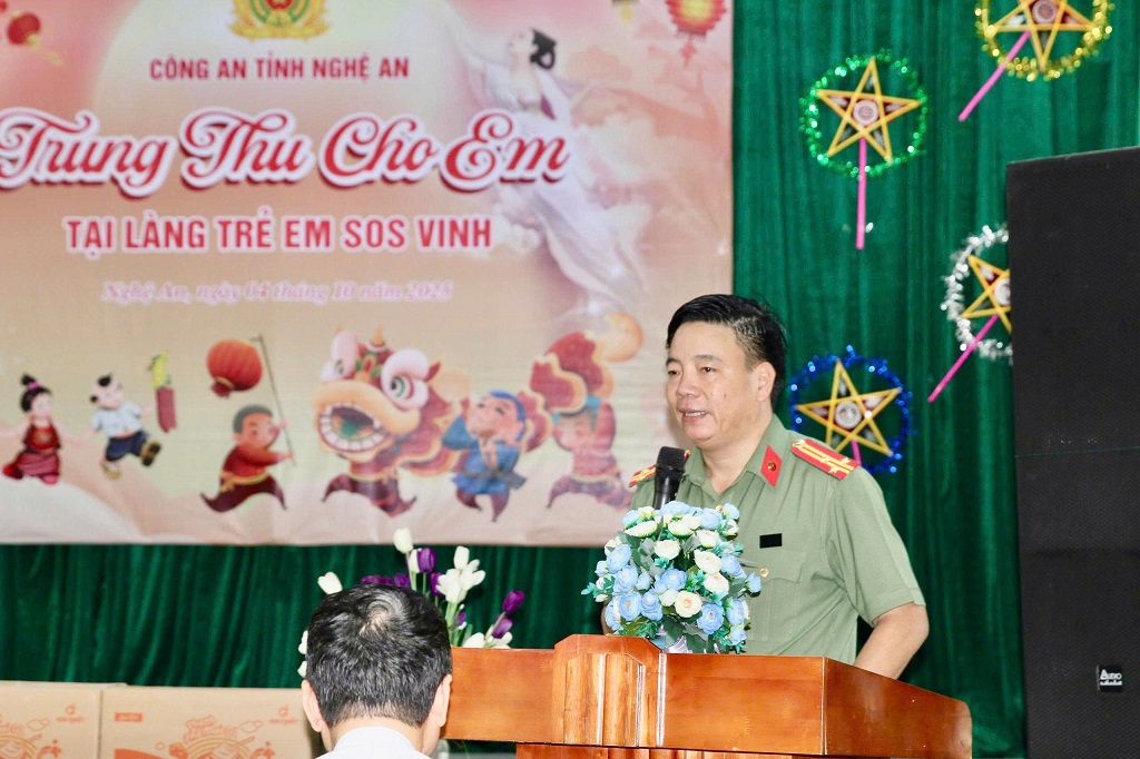 Đồng chí Thượng tá Nguyễn Trọng Khanh, Trưởng  phòng Công tác chính trị Công an tỉnh Nghệ An phát biểu tại chương trình