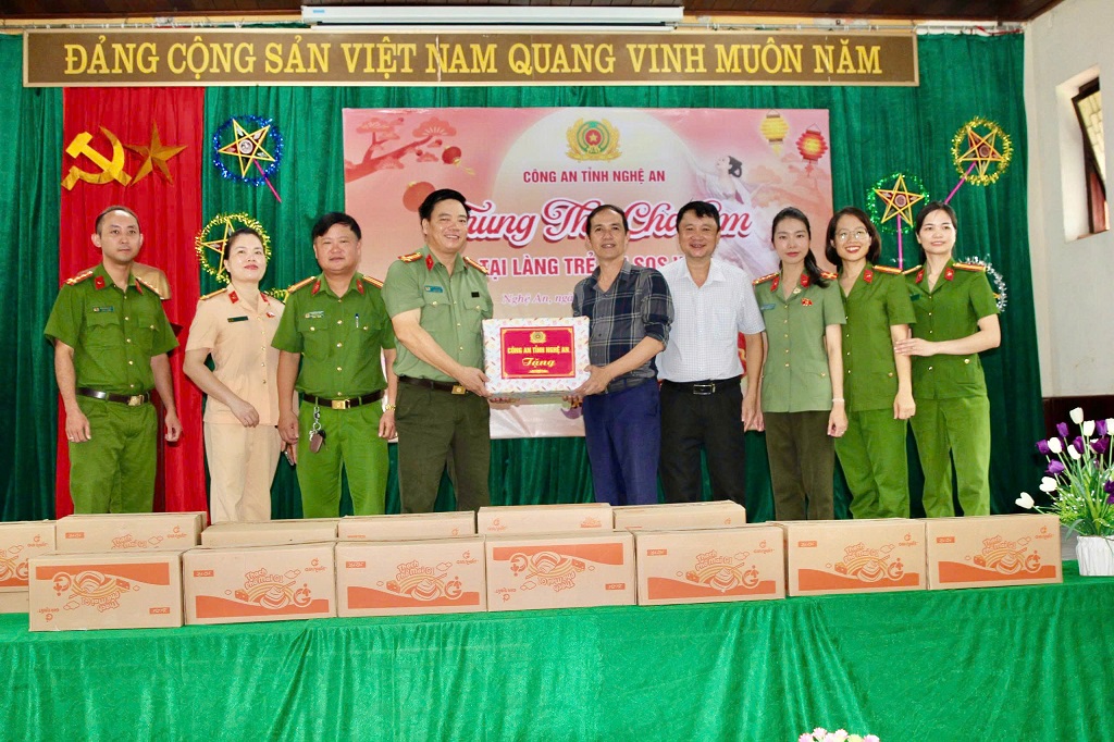 Đồng chí Thượng tá Nguyễn Trọng Khanh, Trưởng  phòng Công tác chính trị Công an tỉnh Nghệ An trao quà tặng Làng trẻ em SOS Vinh