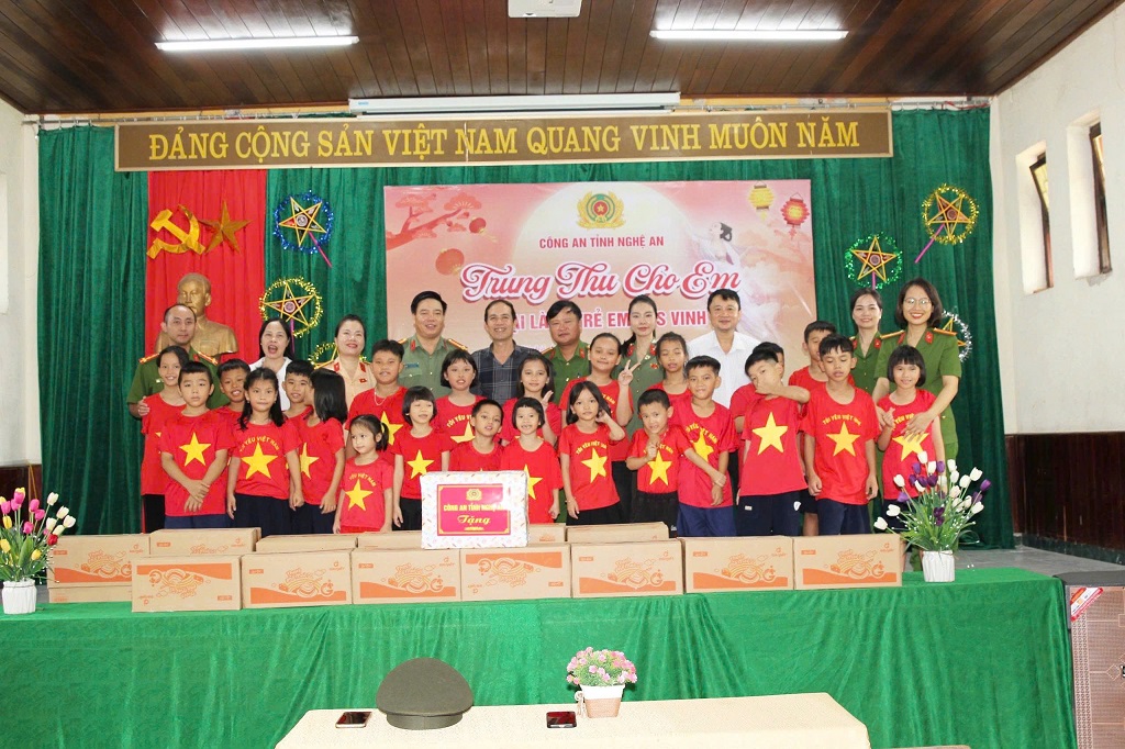 Các đại biểu và các em Làng trẻ em SOS Vinh chụp ảnh lưu niệm