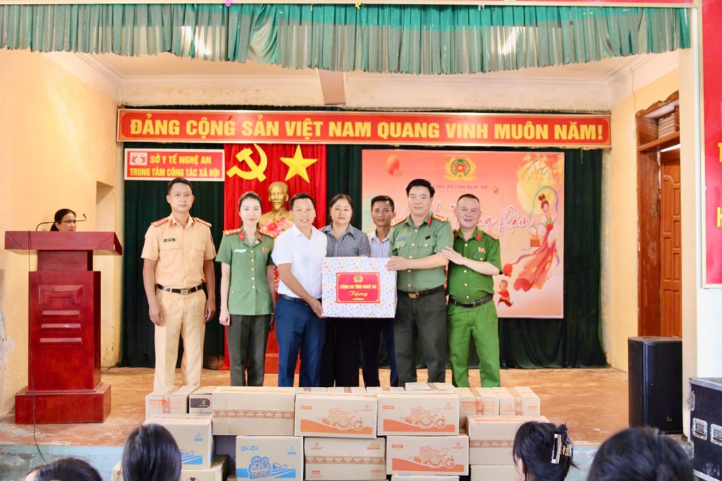 Đồng chí Thượng tá Nguyễn Trọng Khanh, Trưởng  phòng Công tác chính trị Công an tỉnh Nghệ An trao quà tặng Trung tâm công tác xã hội tỉnh Nghệ An tại xã Đô Lương