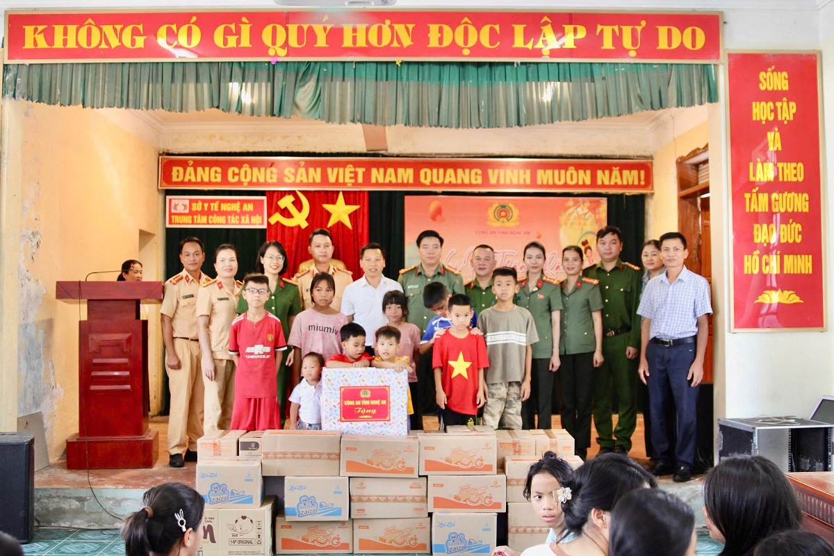 Các đại biểu và các em tại Trung tâm công tác xã hội chụp ảnh lưu niệm