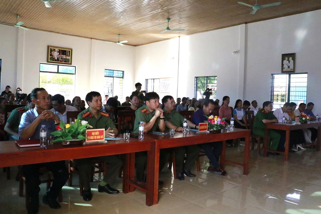 Đại biểu và đông đảo bà con giáo dân tham dự