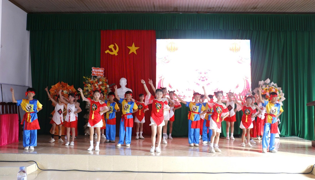 Các tiết mục văn nghệ chào mừng do các em thiếu nhi giáo xứ Yên Lưu dàn dựng và biểu diễn