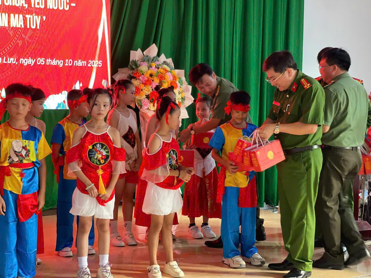 Nhân dịp Tết Trung thu đại diện cấp ủy chính quyền địa phương và các đại biểu phát quà tặng các em thiếu nhi tham gia biểu diễn văn nghệ