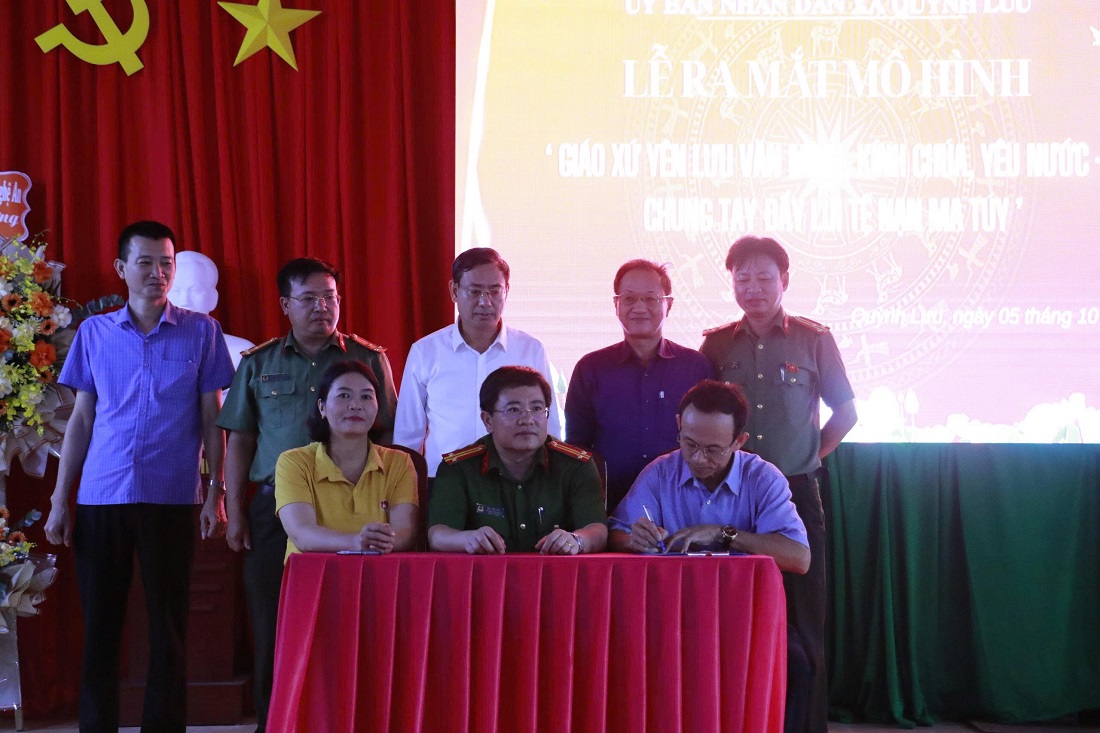 Đại diện Hội đồng mục vụ giáo xứ và trưởng các ban, ngành, đoàn thể đã kí kết biên bản giao ước 