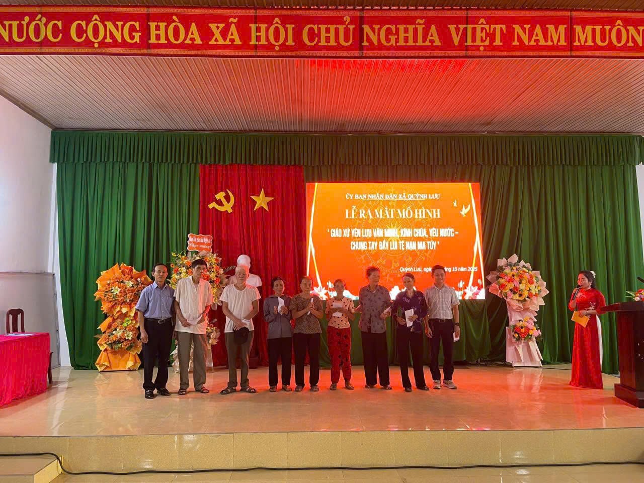 Đại diện cấp ủy chính quyền địa phương và Bệnh viện Minh An trao tặng 20 phần quà tới các hộ gia đình có hoàn cảnh khó khăn trên địa bàn