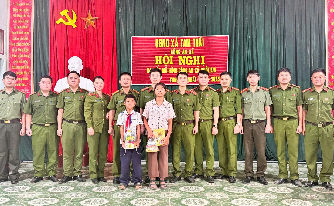 Trao quà cho hai em được nhận đỡ đầu