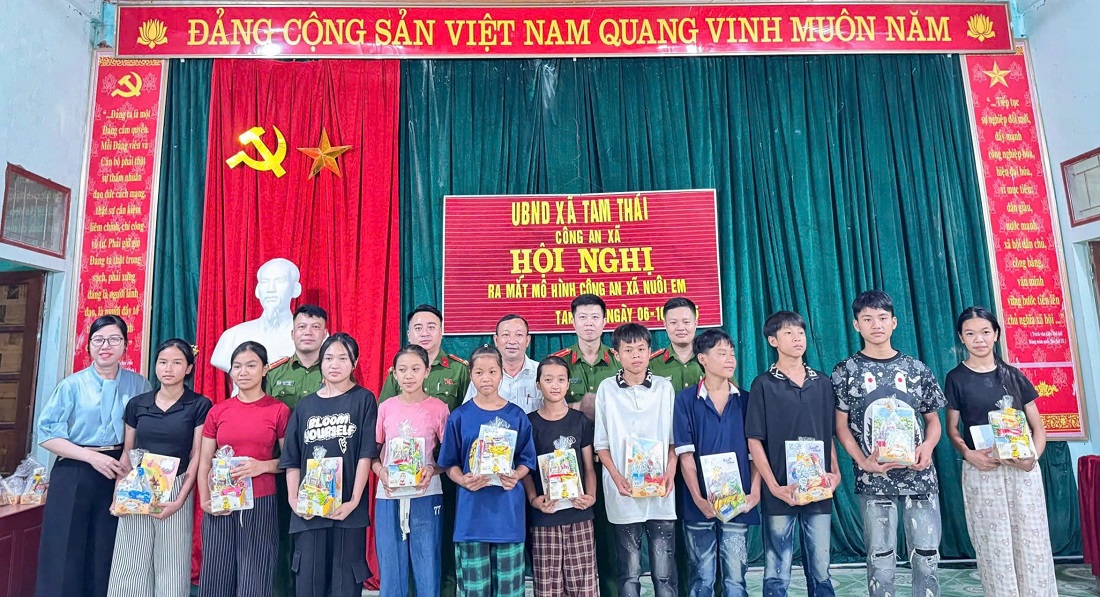 Trao quà tặng các em có hoàn cảnh khó khăn, vươn lên học giỏi