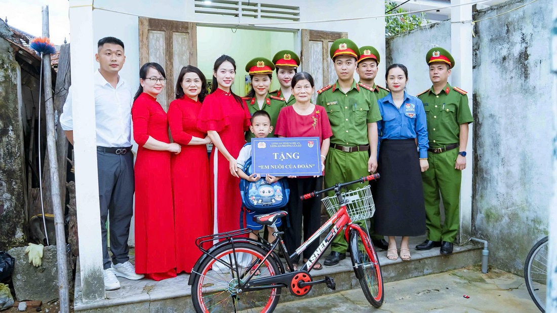 Chi đoàn Công an phường Cửa Lò tặng quà em Nguyễn Văn Năng – “em nuôi” của Chi đoàn