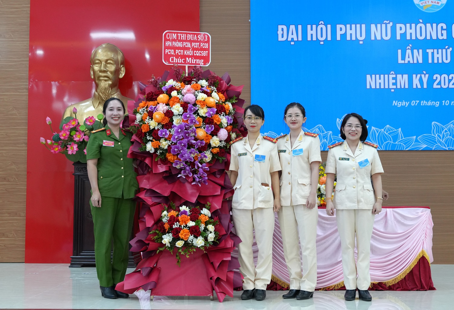 Chủ tịch Hội phụ nữ Công an tỉnh và Hội phụ nữ Cụm thi dua số 3 tặng hoa chúc mừng Đại hội