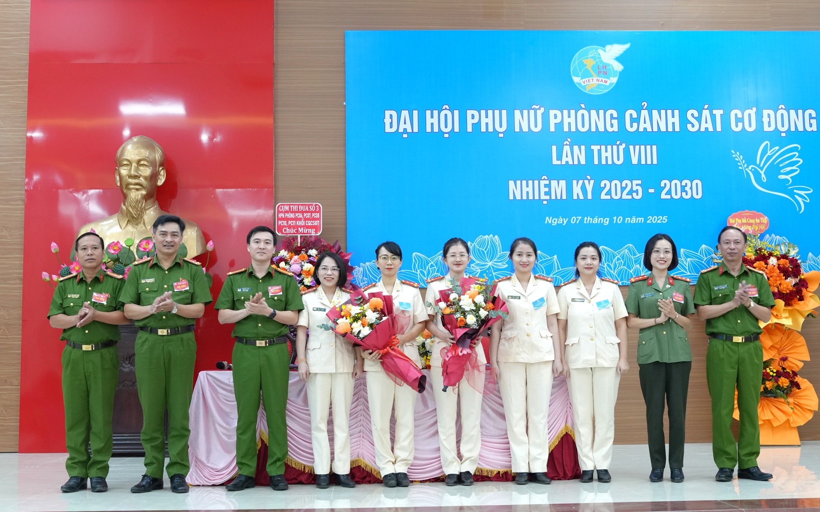 Thượng tá Trần Nam Giang, Phó Trưởng Phòng CSCĐ phát biểu tại Đại hội  Đại úy Lê Diệu Thúy, Phó Trưởng Ban Hội Phụ nữ Công an tỉnh và Lãnh đạo Phòng CSCĐ tặng hoa chúc mừng Ban chấp hành Hội phụ nữ đơn vị nhiệm kỳ 2025 - 2030
