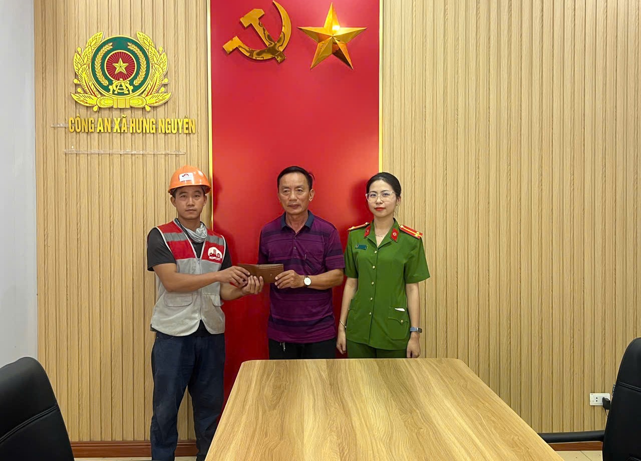 Công an xã Hưng Nguyên và anh Nguyễn Duy Hợi đã bàn giao số tiền trên tới anh Hà Huy Tịnh