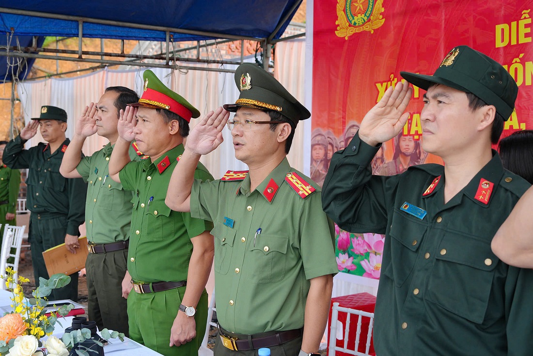 Các đại biểu thực hiện nghi thức chào cờ