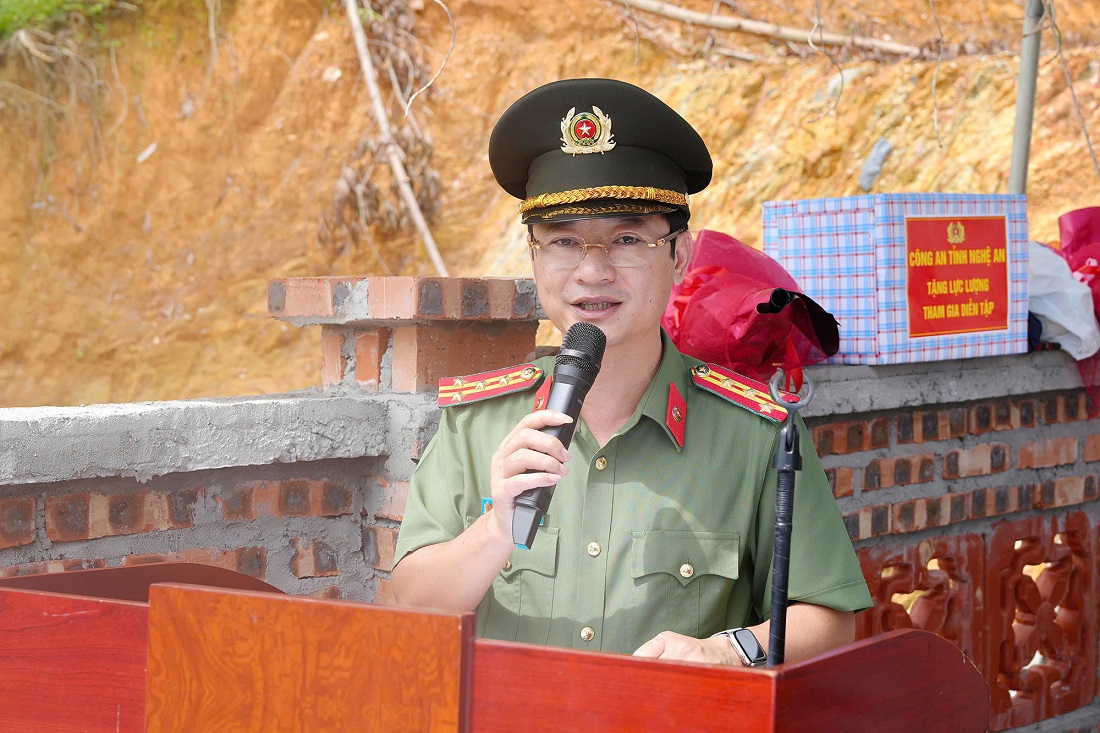 Đồng chí Đại tá Trần Ngọc Tuấn, Ủy viên Ban Thường vụ Đảng ủy, Phó Giám đốc Công an tỉnh phát biểu tại buổi diễn tập