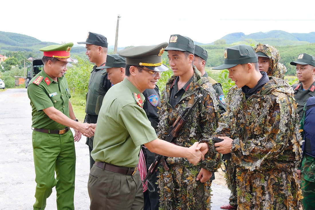 Các đồng chí Ủy viên Ban Thường vụ Đảng ủy, Phó Giám đốc Công an tỉnh: Đại tá Nguyễn Duy Thanh và Đại tá Trần Ngọc Tuấn động viên cán bộ, chiến sĩ tham gia diễn tập