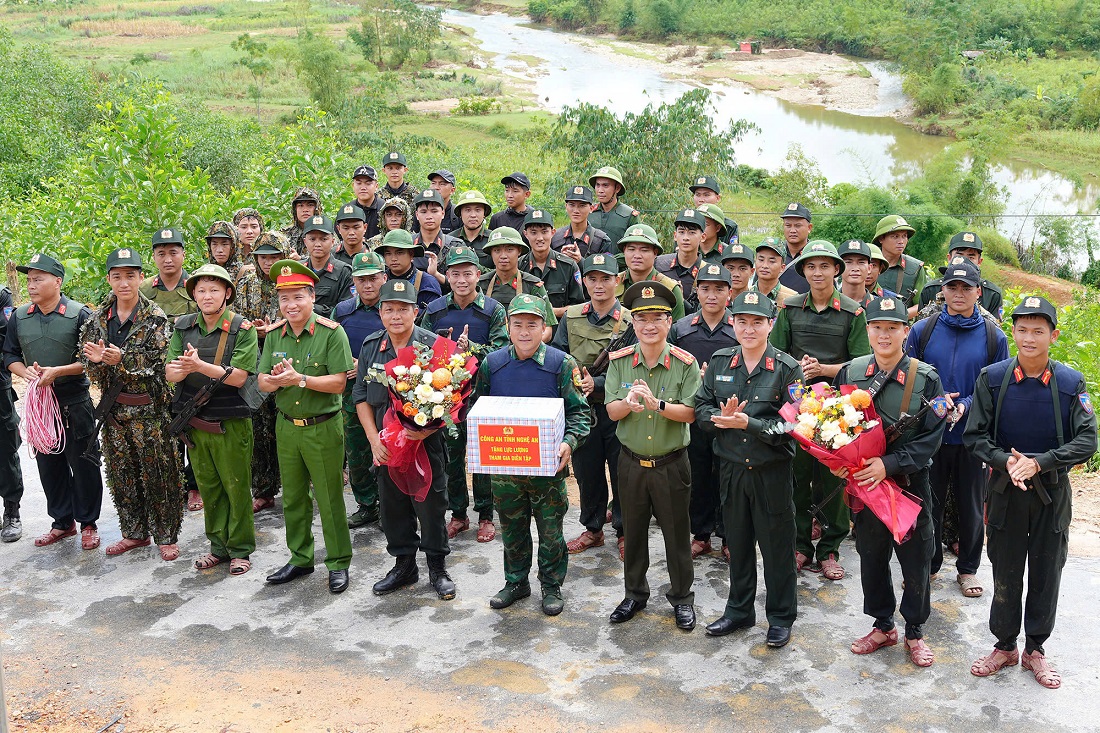 Các đồng chí Ủy viên Ban Thường vụ Đảng ủy, Phó Giám đốc Công an tỉnh: Đại tá Nguyễn Duy Thanh và Đại tá Trần Ngọc Tuấn tặng quà động viên cán bộ, chiến sĩ tham gia diễn tập