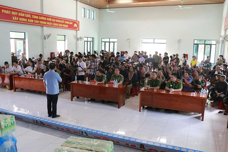 Đoàn công tác tặng quà bà con Nhân dân xã Tân An