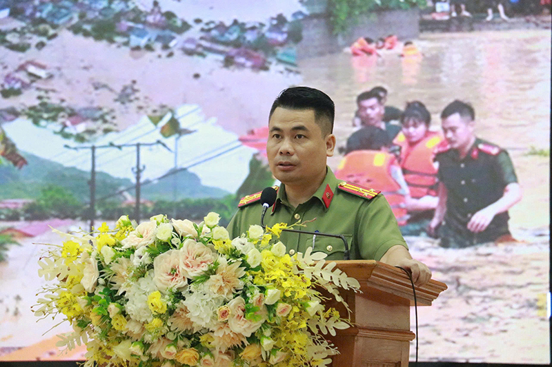 Đoàn công tác tặng quà bà con Nhân dân xã Tân Phú