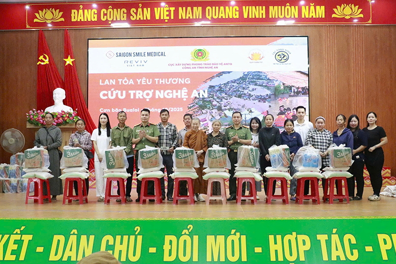 Đoàn công tác tặng quà bà con Nhân dân xã Tân Kỳ