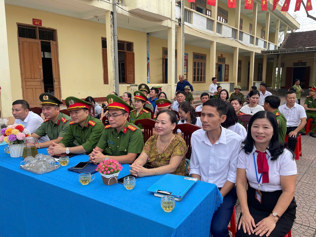 Các đại biểu tham dự buổi lễ