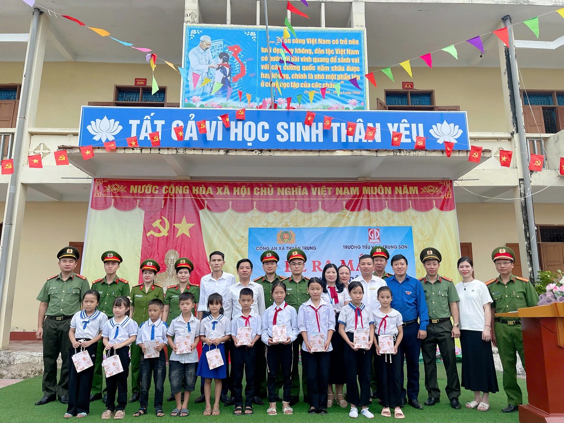 Công an xã Thuần Trung tặng quà 10 em học sinh nhận đỡ đầu