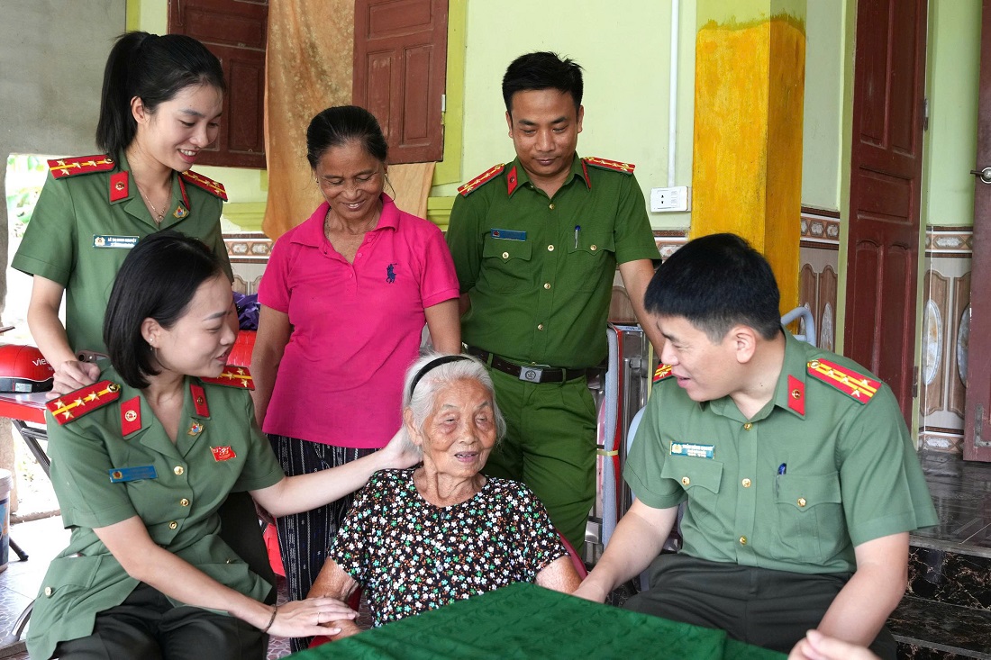 Đồng chí Đại tá Trần Hồng Quang - Phó Giám đốc Công an tỉnh thăm hỏi, động viên Bà mẹ Việt Nam Anh hùng Nguyễn Thị Năm 