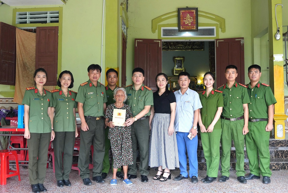 Đoàn thăm hỏi, tặng quà Mẹ Nguyễn Thị Năm nhân kỷ niệm 95 Ngày năm thành lập Hội Liên hiệp Phụ nữ Việt Nam và Ngày Phụ nữ Việt Nam 20/10