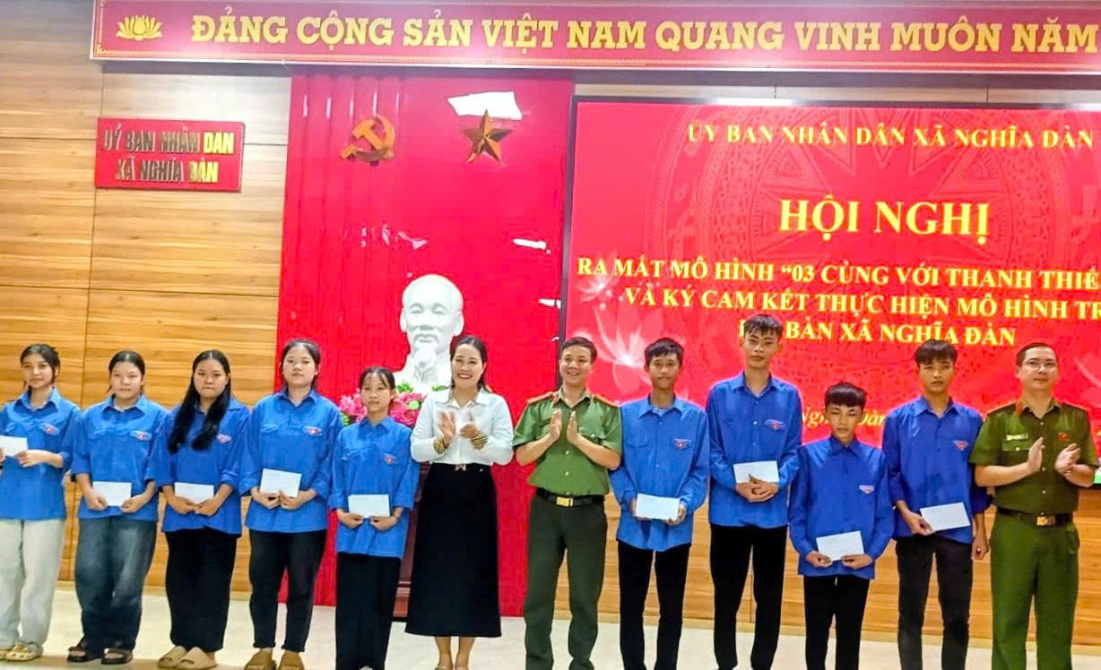 Công an xã Nghĩa Đàn tặng 10 suất tới học sinh có hoàn cảnh khó khăn trên địa bàn xã Nghĩa Đàn