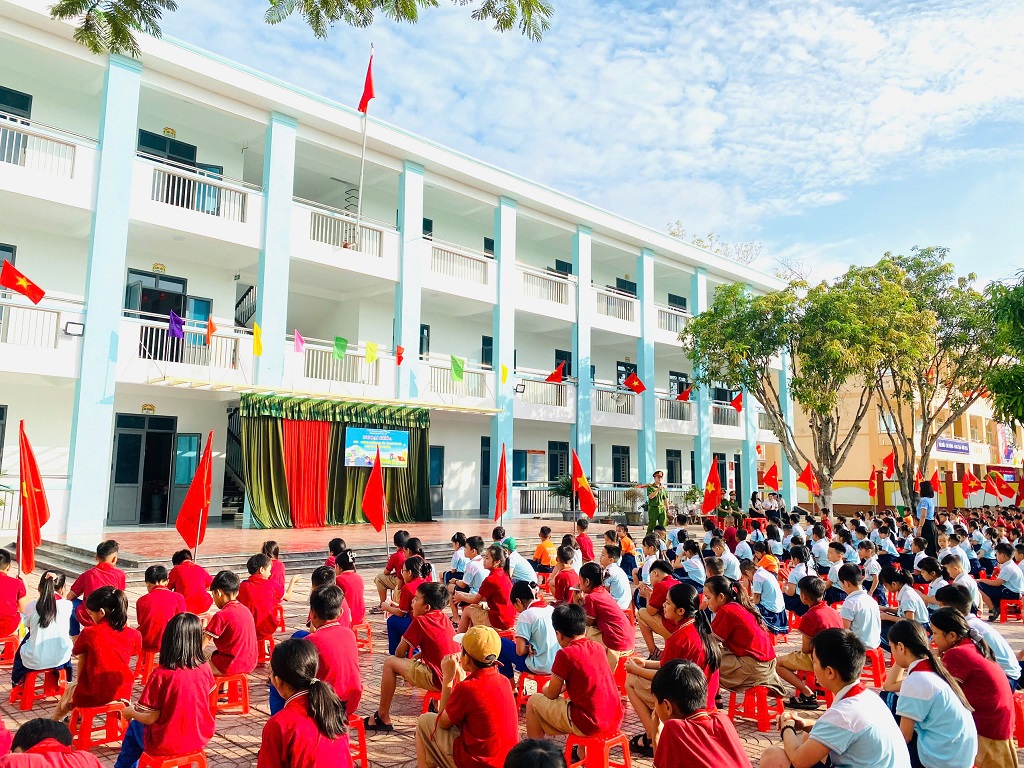 Chi đoàn Công an phường Vinh Phú tuyên truyền, phổ biến pháp luật về các chuyên đề: an toàn giao thông, phòng, chống bạo lực học đường, phòng chống ma túy, thuốc lá điện tử và kỹ năng phòng cháy, chữa cháy tại trường Tiểu học Nghi Đức 