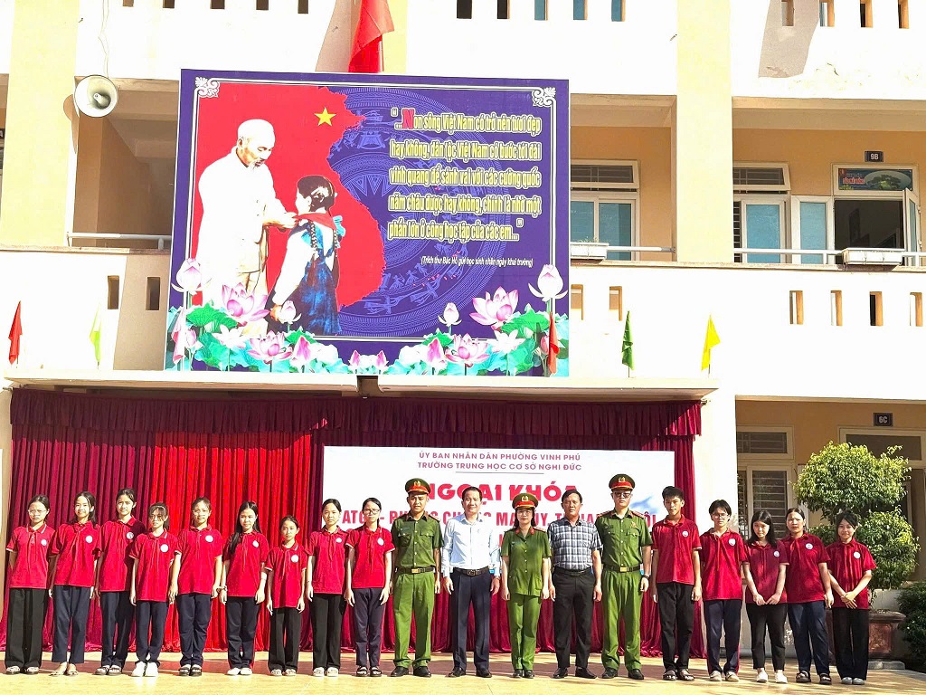 Chi đoàn Công an phường Vinh Phú tuyên truyền, phổ biến pháp luật về các chuyên đề: an toàn giao thông, phòng, chống bạo lực học đường, phòng chống ma túy, thuốc lá điện tử và kỹ năng phòng cháy, chữa cháy tại trường THCS Nghi Đức