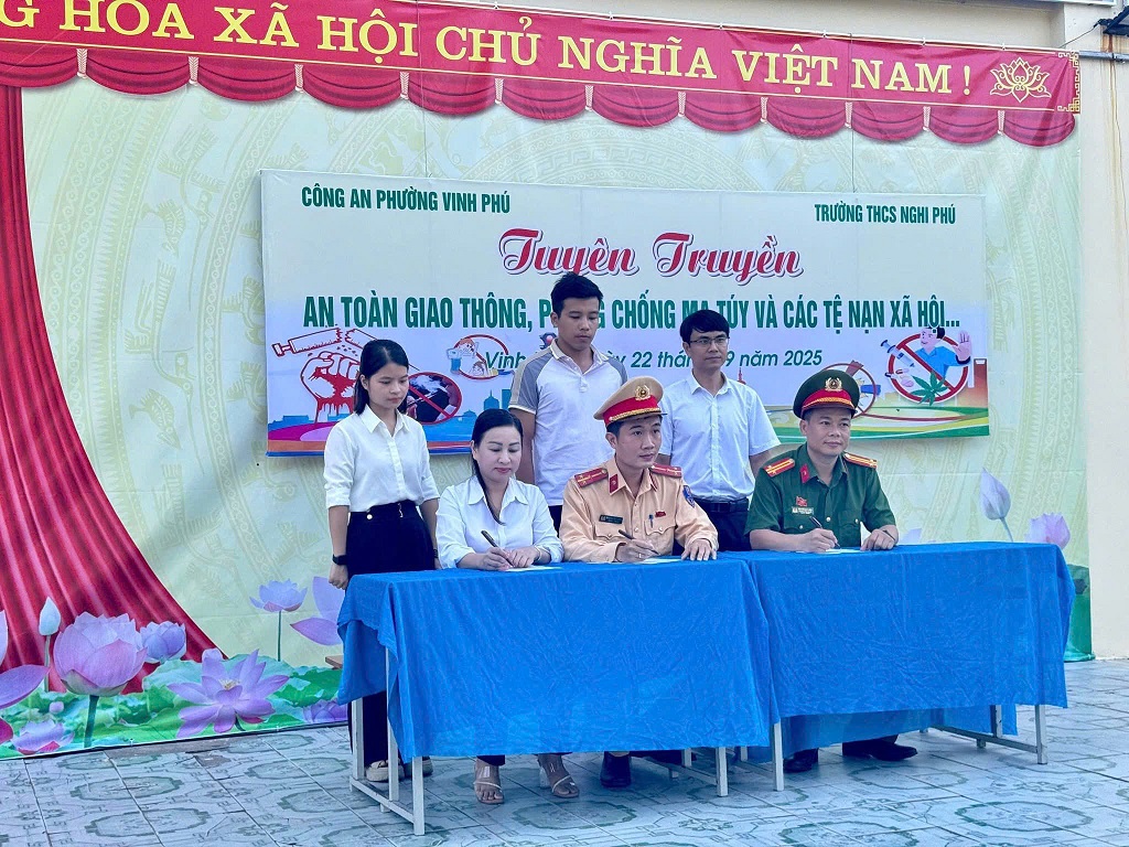 Chi đoàn Công an phường Vinh Phú tuyên truyền, phổ biến pháp luật về các chuyên đề: an toàn giao thông, phòng chống ma túy và các tệ nạn xã hội… tại trường THCS Nghi Phú 