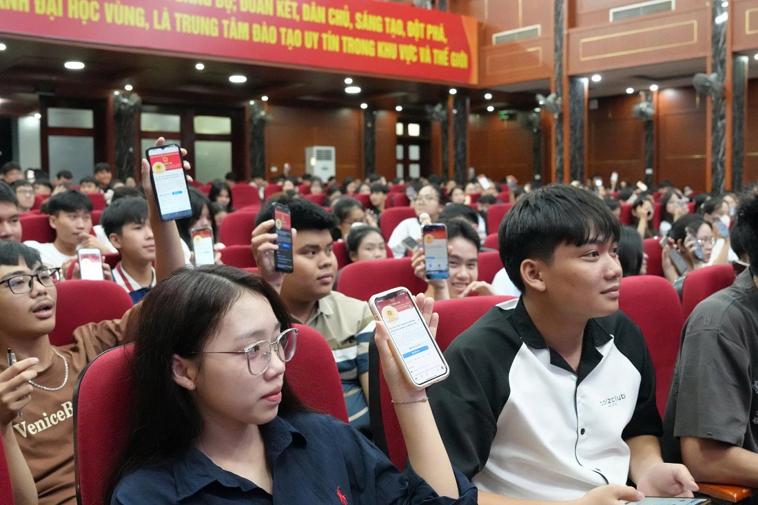 Học sinh, sinh viên Trường Đại học Vinh hào hứng tham gia chương trình