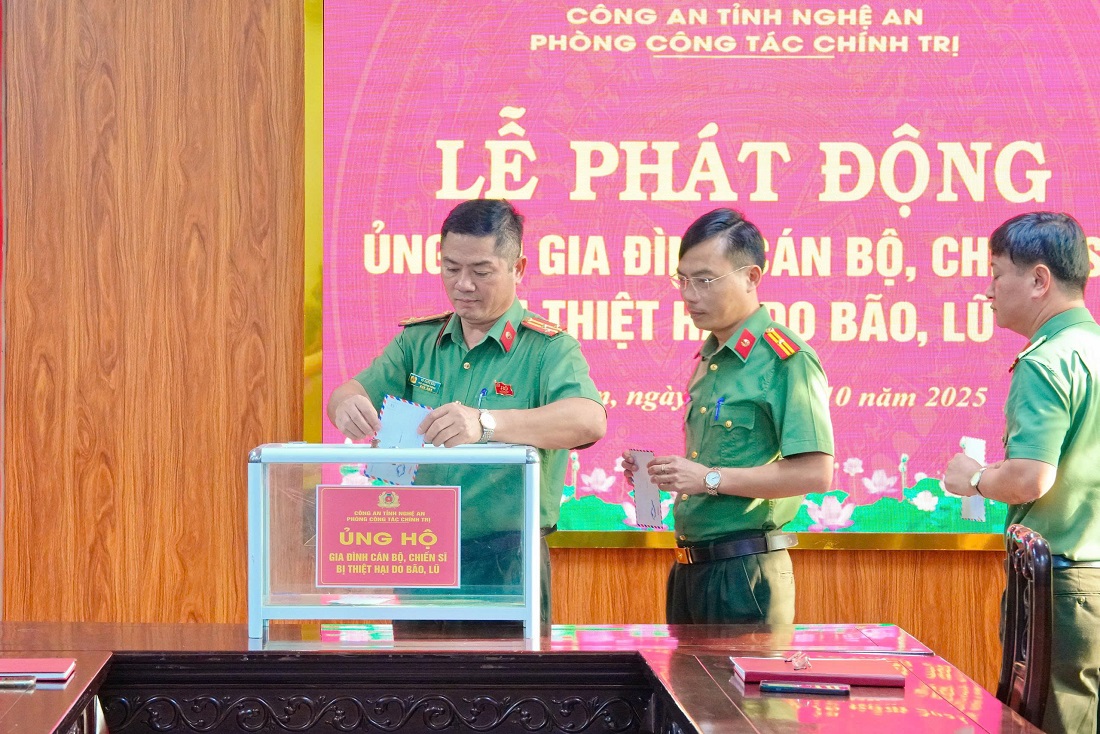 Các đồng chí lãnh đạo và đại diện chỉ huy các đội công tác ủng hộ gia đình cán bộ, chiến sĩ trong đơn vị thiệt hại do bão, lũ