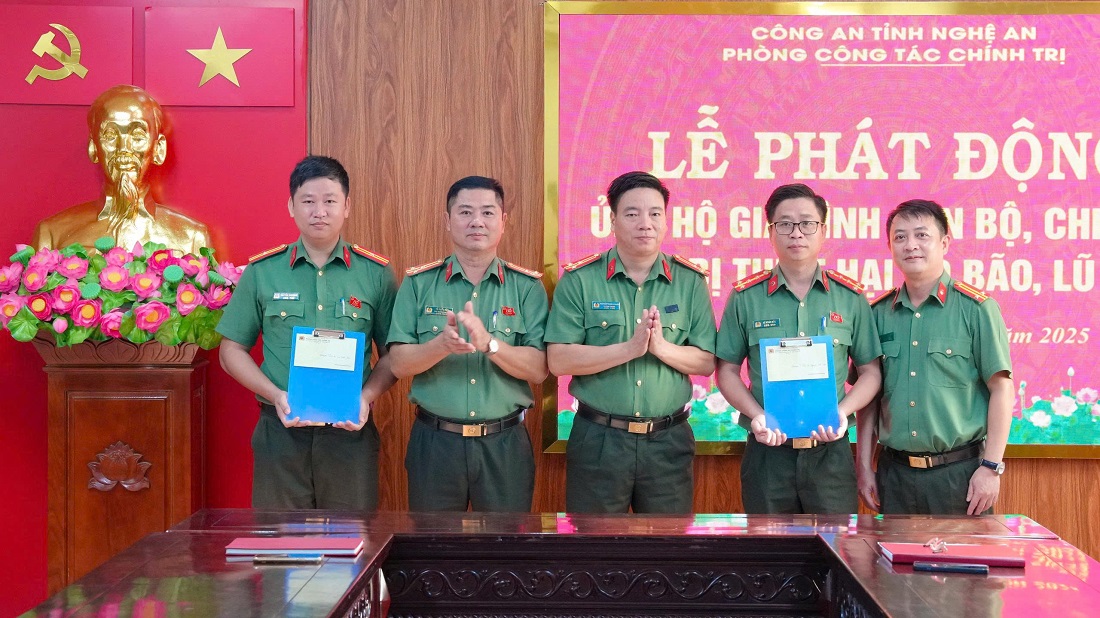 Các đồng chí lãnh đạo trao số tiền ủng hộ đến cán bộ, chiến sĩ có gia đình bị ảnh hưởng do bão, lũ 