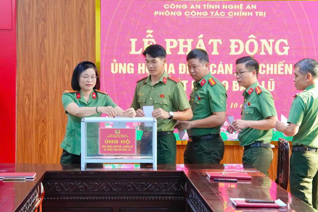 Cán bộ, chiến sĩ tham gia ủng hộ