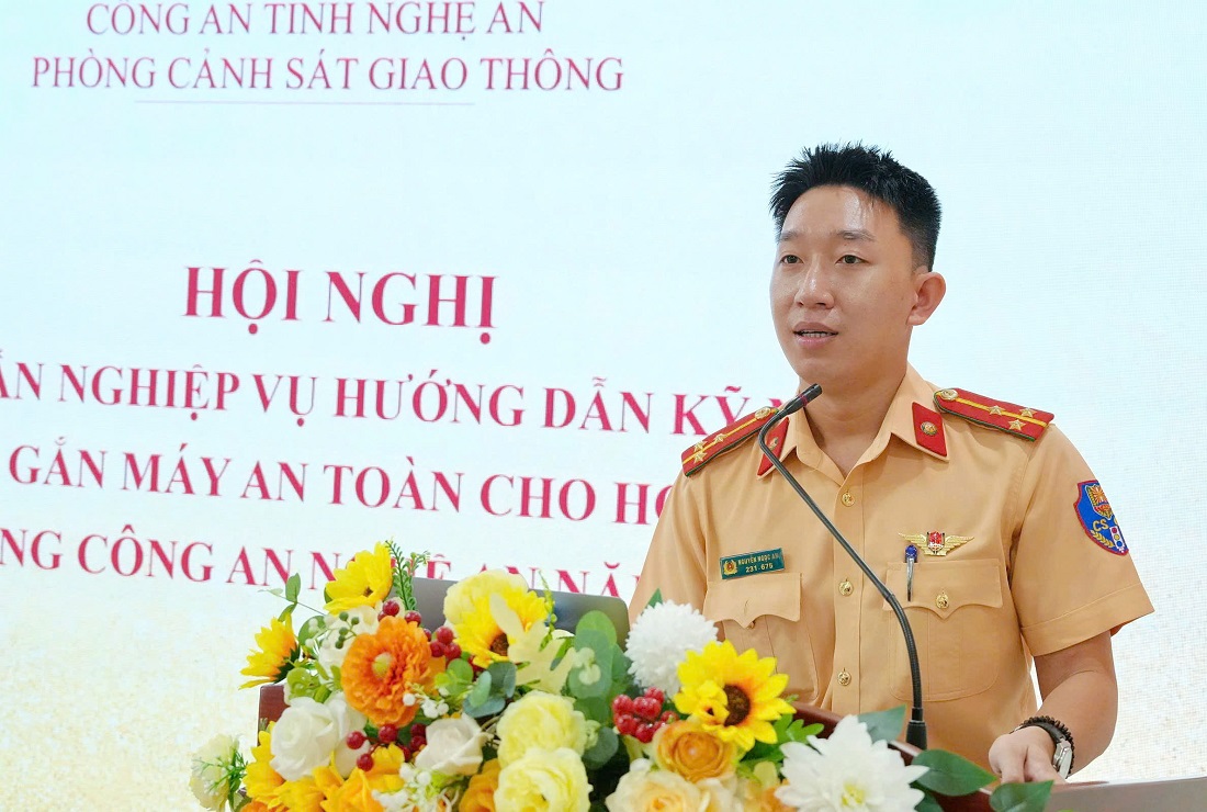 Cán bộ Phòng CSGT phổ biến nội dung phần lý thuyết