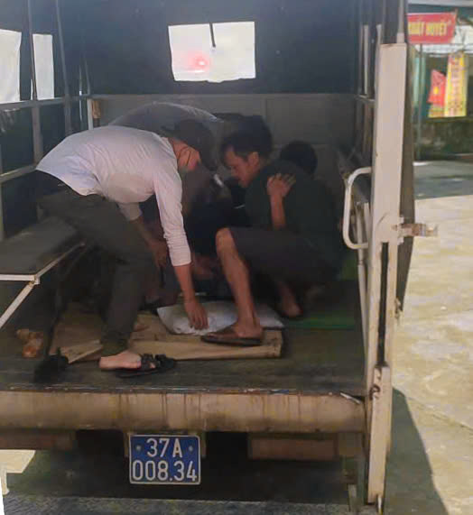 Lực lượng Công an xã vận dụng xe công tác của đơn vị vì trên địa bàn không có xe cấp cứu chuyên dụng  