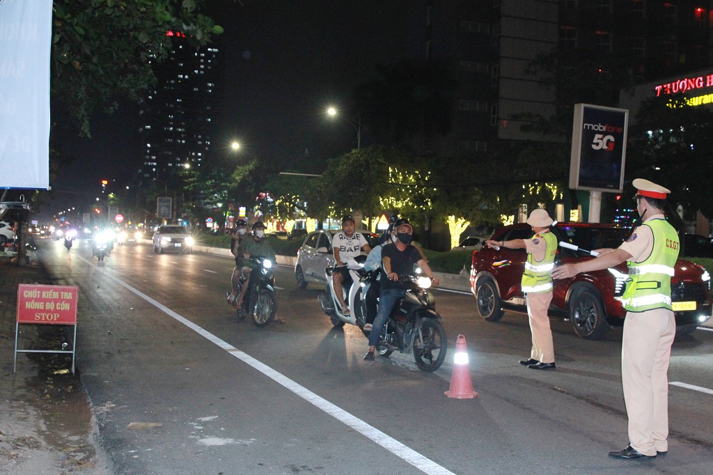 Cán bộ tổ CSGT địa bàn Vinh thuộc Đội CSGT số 4, Phòng CSGT Công an tỉnh Nghệ An thực hiện nhiệm vụ kiểm tra, xử lý vi phạm nồng độ cồn tại các tuyến đường thuộc các phường trung tâm