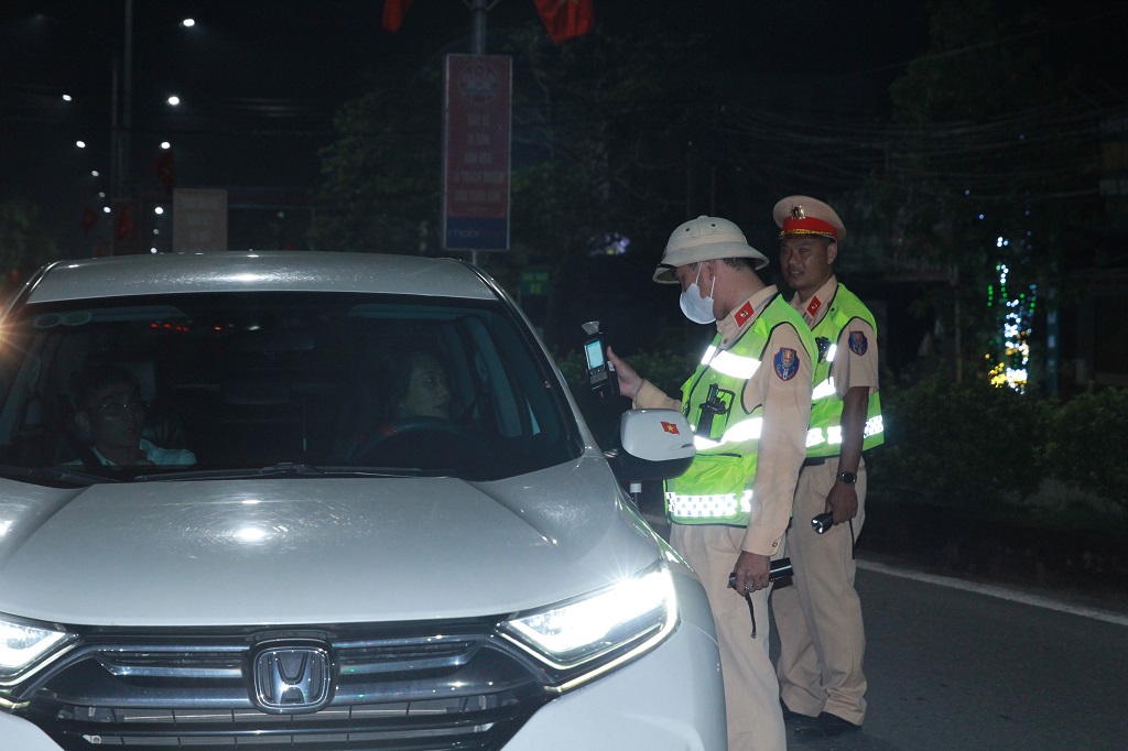 Đội CSGT số 5, Phòng CSGT Công an tỉnh Nghệ An thực hiện nhiệm vụ kiểm tra, xử lý vi phạm nồng độ cồn tại các tuyến đường thuộc huyện Hưng Nguyên (cũ)